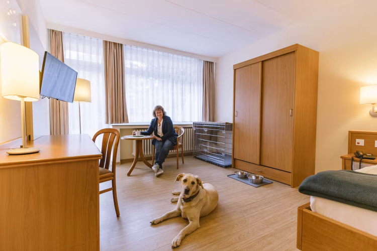 Patientenzimmer Reha mit Hund Brunnen-Klinik